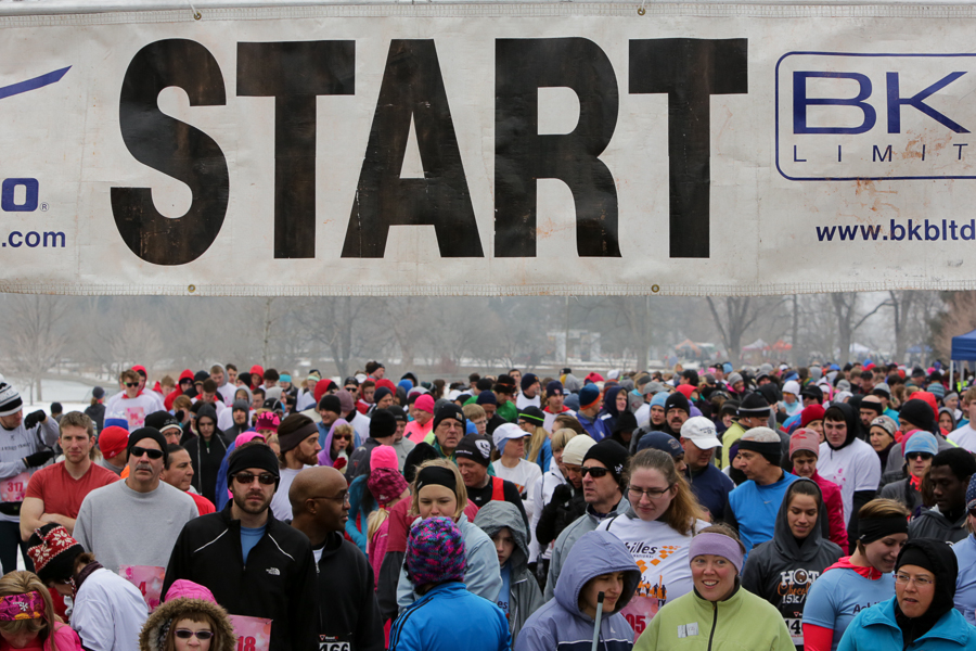 describe the enthusiastic02 group02of runners,02 race-walkers